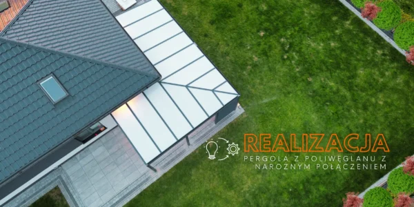 Nowoczesna pergola z poliwęglanu z narożnym dachem – realizacja Kołobrzeg