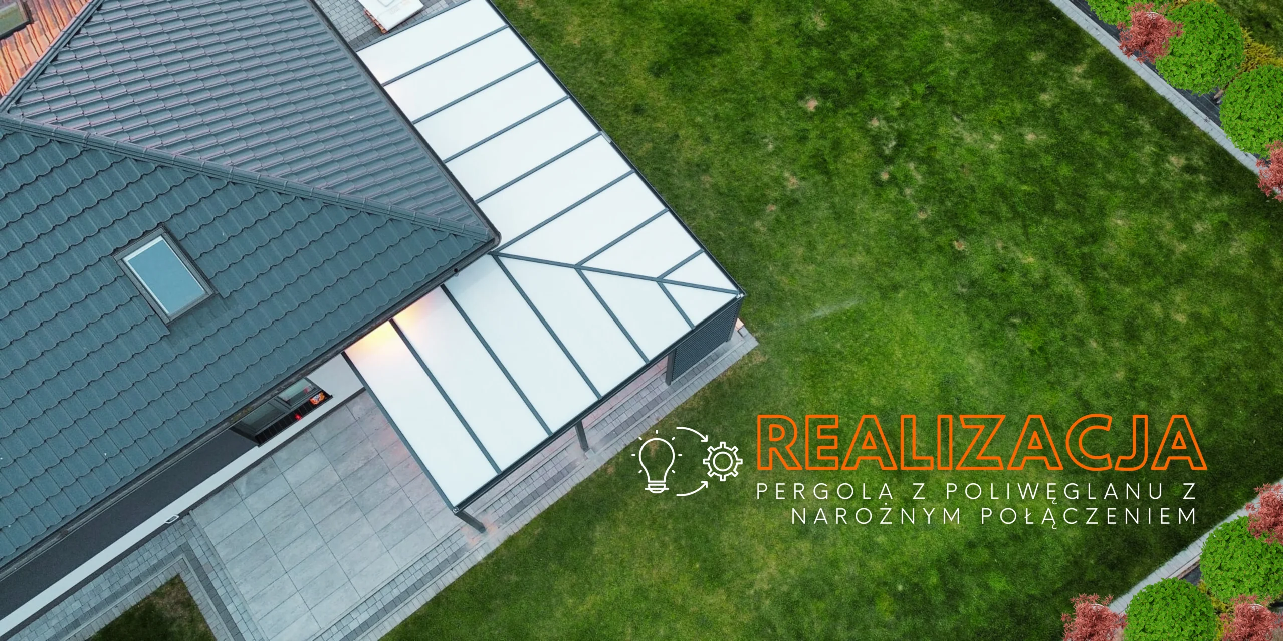 Nowoczesna pergola z poliwęglanu z narożnym dachem – realizacja Kołobrzeg