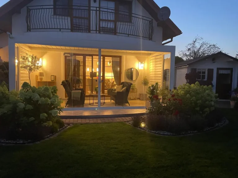 Pergola lamelowa z shuttersami i szkłem