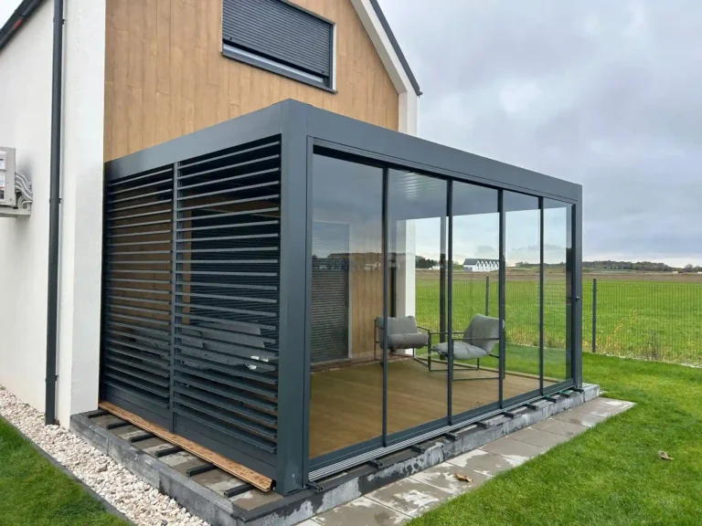 Pergola lamelowa ze szkłem