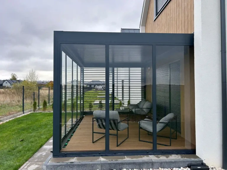 Pergola lamelowa ze szkłem